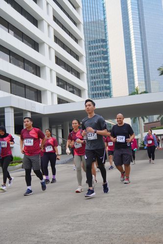Race photo from Assurance Fun Run 2024