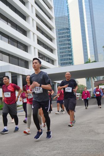 Race photo from Assurance Fun Run 2024