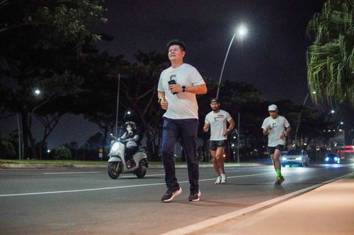 Race photo from PIK NITE RUN VIBES