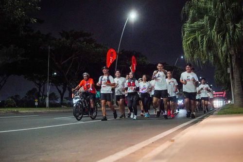 Race photo from PIK NITE RUN VIBES