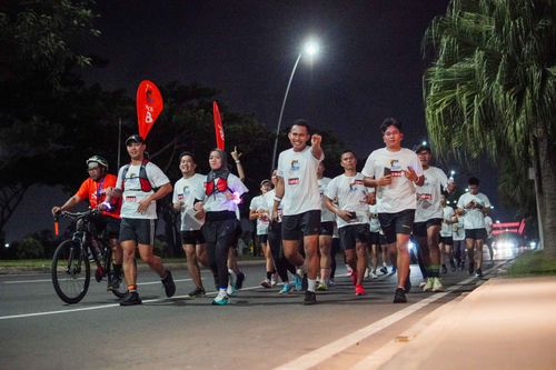 Race photo from PIK NITE RUN VIBES