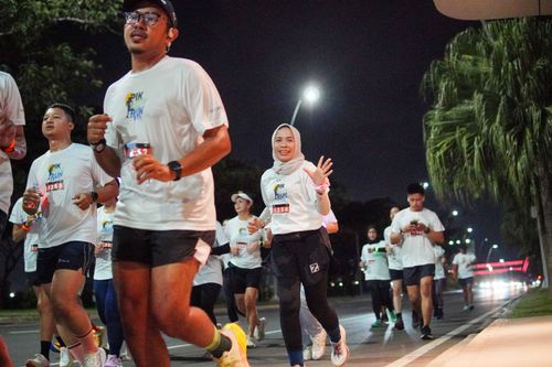 Race photo from PIK NITE RUN VIBES