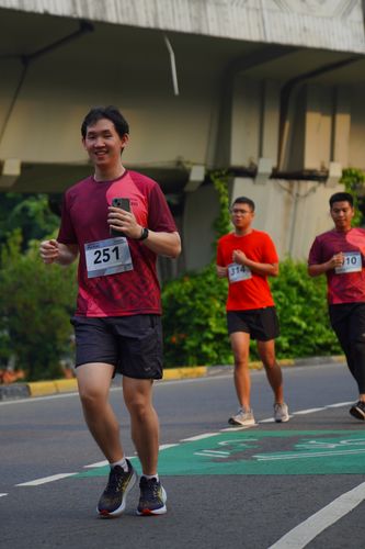 Race photo from Assurance Fun Run 2024