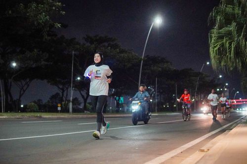 Race photo from PIK NITE RUN VIBES