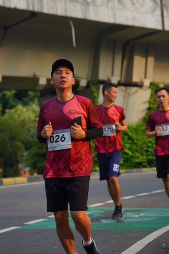 Race photo from Assurance Fun Run 2024