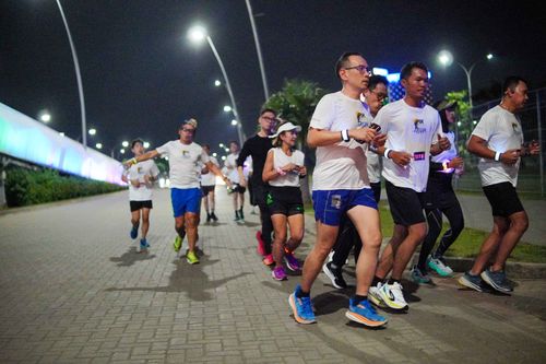 Race photo from PIK NITE RUN VIBES