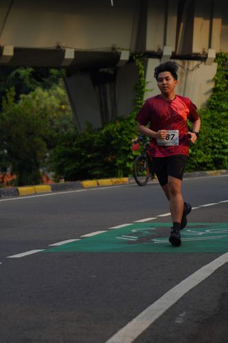 Race photo from Assurance Fun Run 2024