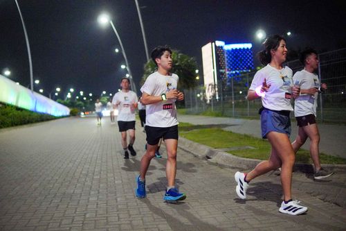 Race photo from PIK NITE RUN VIBES