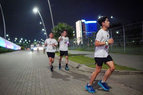 Race photo from PIK NITE RUN VIBES