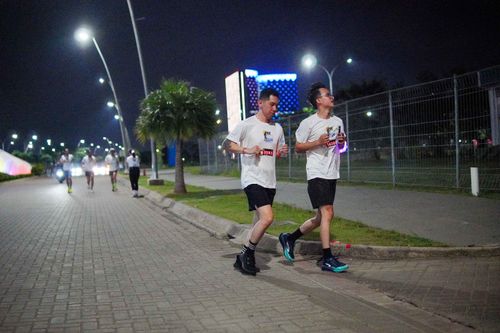 Race photo from PIK NITE RUN VIBES