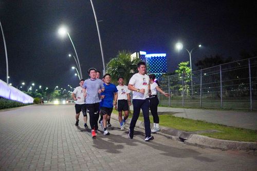 Race photo from PIK NITE RUN VIBES