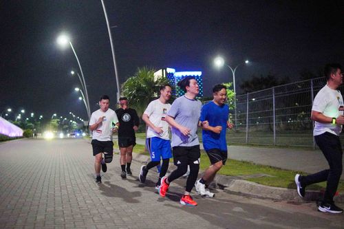 Race photo from PIK NITE RUN VIBES