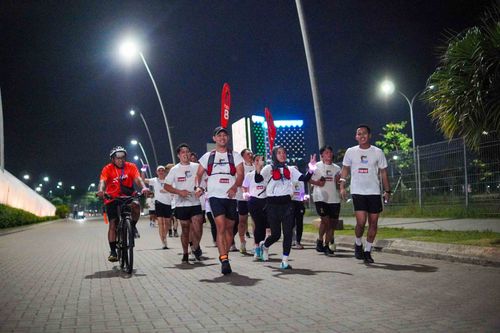 Race photo from PIK NITE RUN VIBES