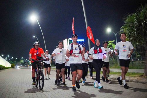 Race photo from PIK NITE RUN VIBES