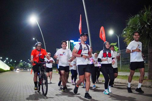 Race photo from PIK NITE RUN VIBES