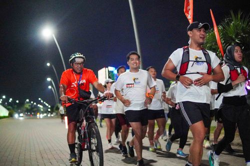 Race photo from PIK NITE RUN VIBES