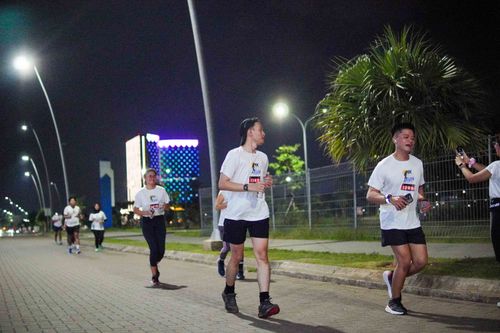 Race photo from PIK NITE RUN VIBES