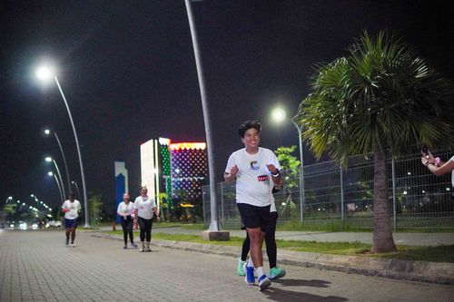 Race photo from PIK NITE RUN VIBES