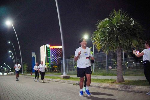 Race photo from PIK NITE RUN VIBES