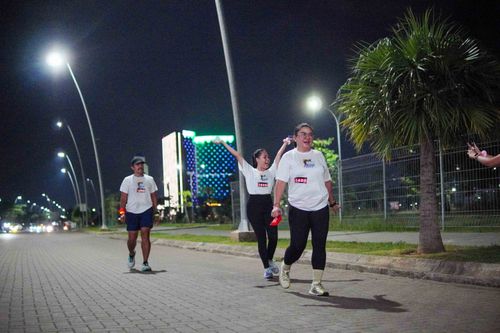 Race photo from PIK NITE RUN VIBES