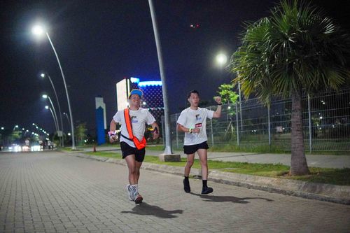 Race photo from PIK NITE RUN VIBES