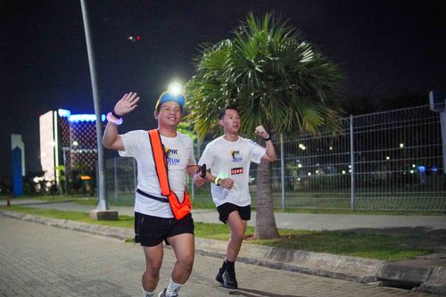 Race photo from PIK NITE RUN VIBES
