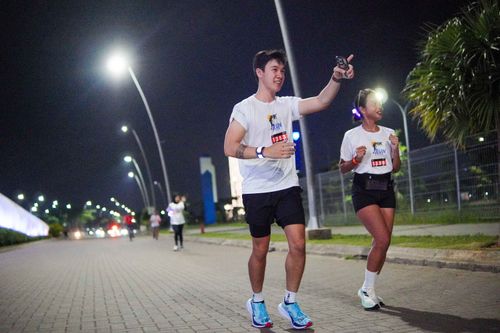 Race photo from PIK NITE RUN VIBES