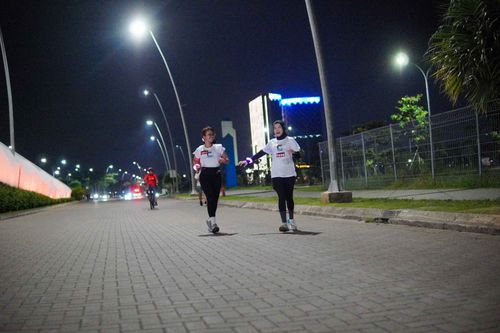 Race photo from PIK NITE RUN VIBES
