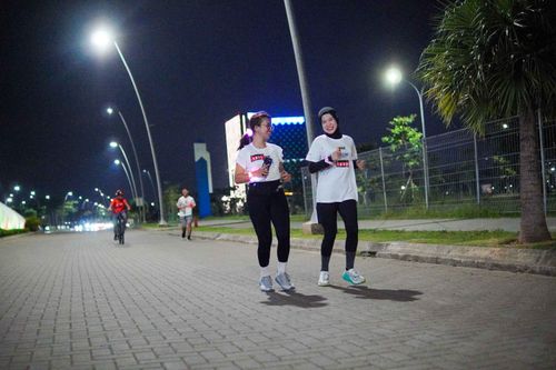 Race photo from PIK NITE RUN VIBES
