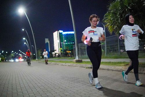 Race photo from PIK NITE RUN VIBES