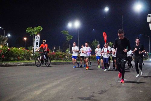 Race photo from PIK NITE RUN VIBES