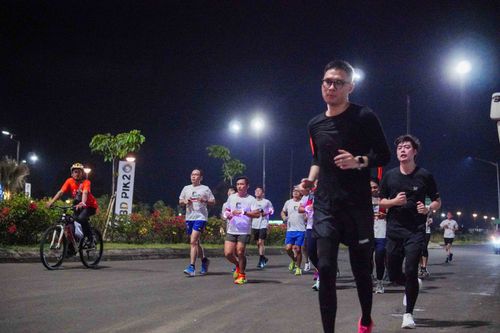 Race photo from PIK NITE RUN VIBES