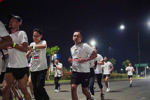 Race photo from PIK NITE RUN VIBES