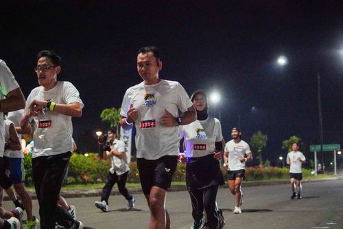 Race photo from PIK NITE RUN VIBES