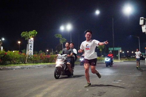 Race photo from PIK NITE RUN VIBES