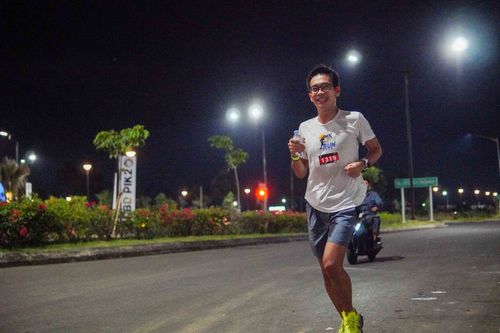 Race photo from PIK NITE RUN VIBES