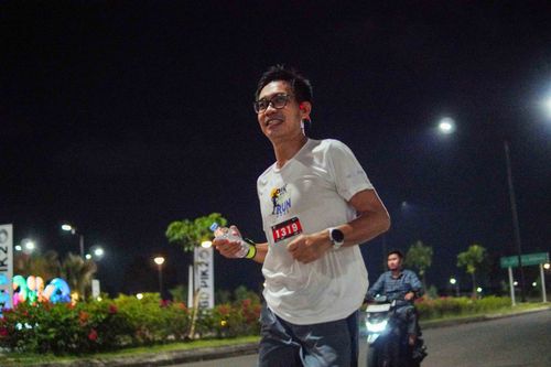 Race photo from PIK NITE RUN VIBES