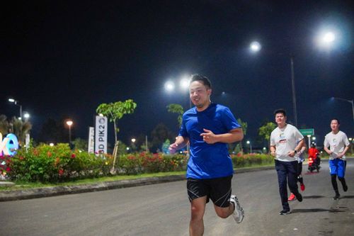 Race photo from PIK NITE RUN VIBES