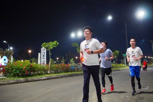 Race photo from PIK NITE RUN VIBES