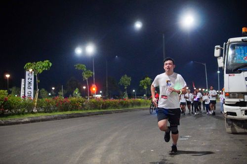 Race photo from PIK NITE RUN VIBES
