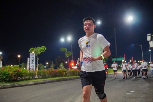 Race photo from PIK NITE RUN VIBES
