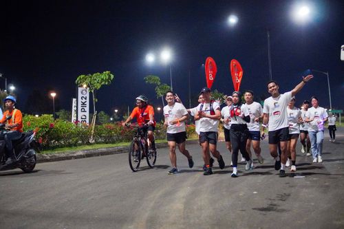 Race photo from PIK NITE RUN VIBES