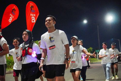 Race photo from PIK NITE RUN VIBES