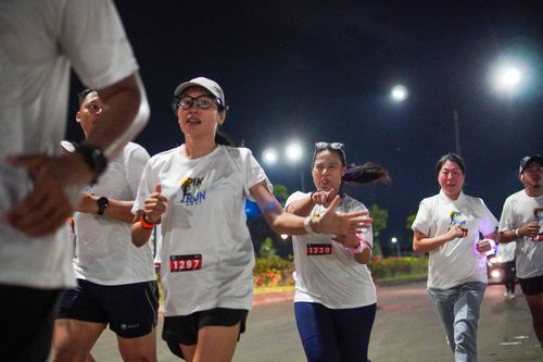 Race photo from PIK NITE RUN VIBES