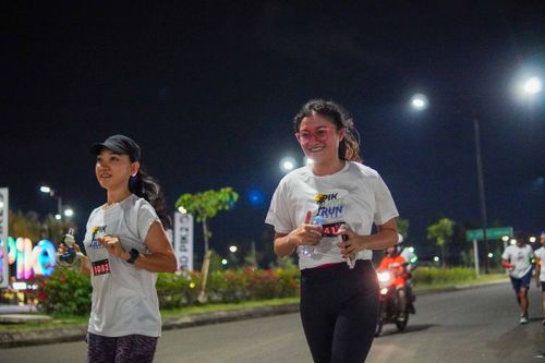 Race photo from PIK NITE RUN VIBES