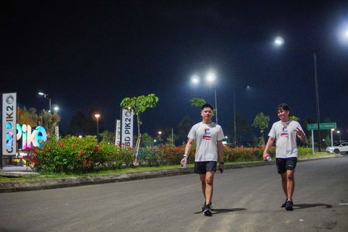 Race photo from PIK NITE RUN VIBES
