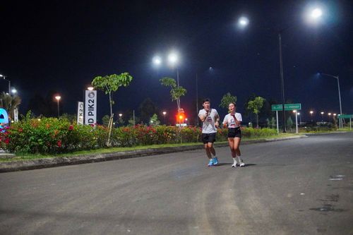 Race photo from PIK NITE RUN VIBES