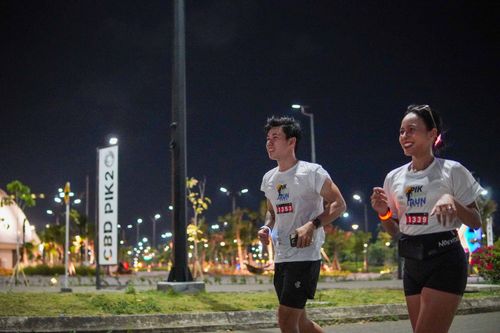 Race photo from PIK NITE RUN VIBES
