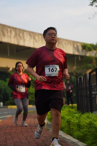 Race photo from Assurance Fun Run 2024