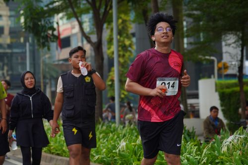 Race photo from Assurance Fun Run 2024